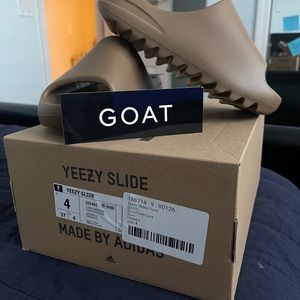 Brand New Yeezy slides size:4y